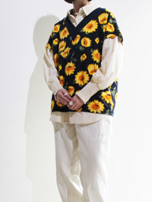 1980s sunflower pattern v neck cut sew